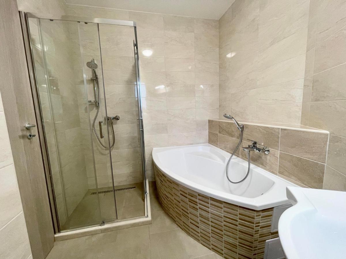 Lara Lux Apartment Hajduszoboszlo Exterior foto